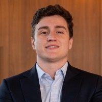 Foto do sócio Arthur Perez de terno em fundo claro